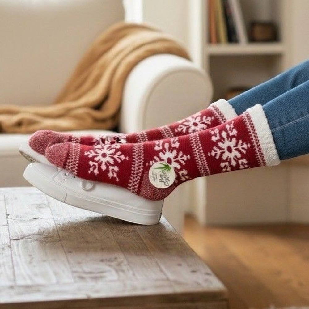 Sof Sole Fireside Socks Womens 5-10 Red Snowflake Aloe Infused NWT Cozy Holiday